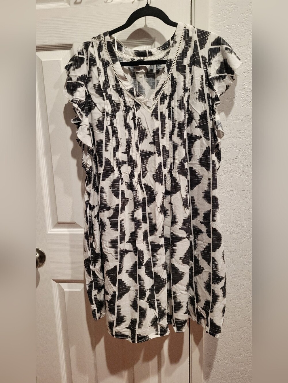 Sonoma Black & White Printed V-Neck Flutter Sleeve Top